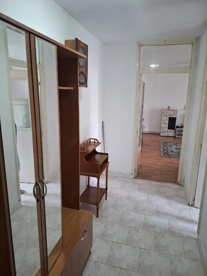 Apartament cu 2 camere semidecomandat în Traian