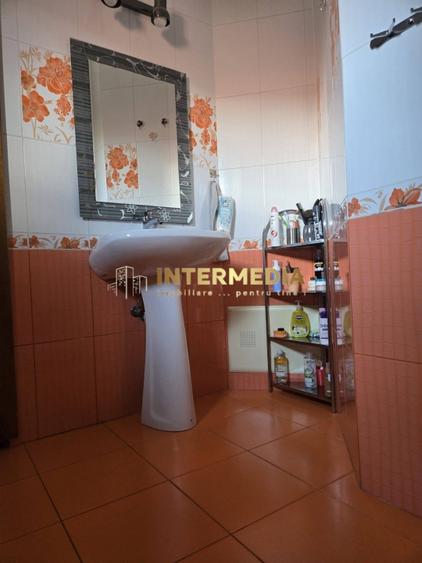 Casă individuală cu 4 camere cu Canalizare în Central
