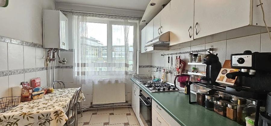 Apartament cu 3 camere semidecomandat în Central