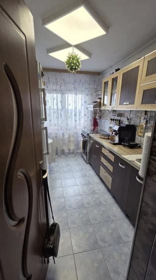 Apartament cu 3 camere semidecomandat, mobilat în Ghencea