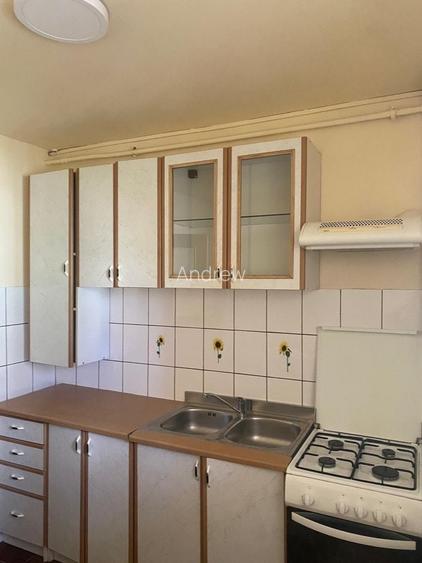 Apartament 3 camere decomandat, insorit, lift, etaj intermediar V.Aaron