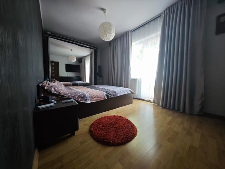 Casă individuală cu 5 camere cu Garaj în Ostratu