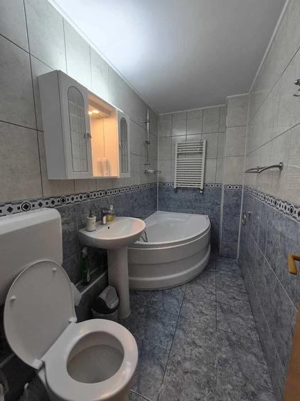 Apartament cu 3 camere decomandat în Eroii Revoluției