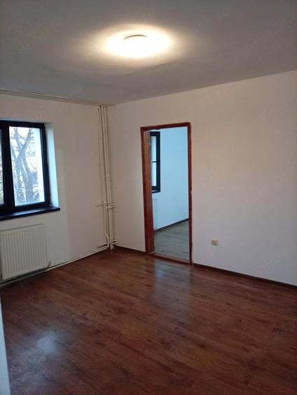 Apartament cu 3 camere semidecomandat în Neptun