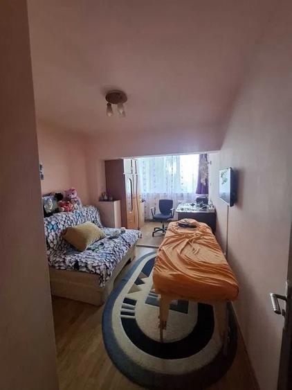 Apartament cu 4 camere semidecomandat în Tractorul