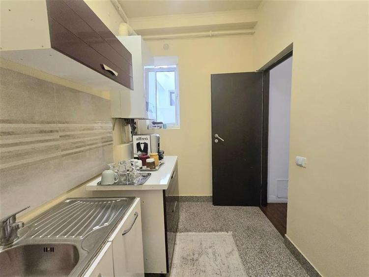 Apartament cu 5 camere semidecomandat în Bucureștii Noi