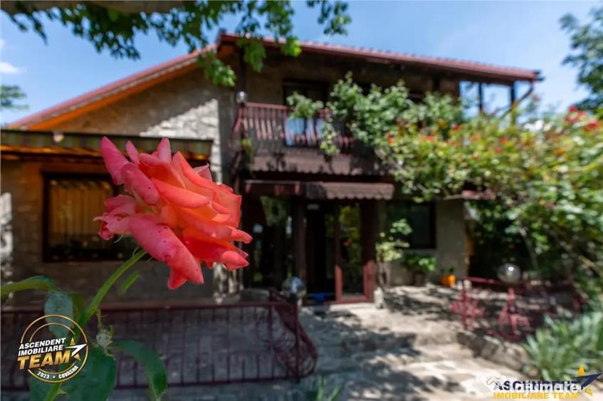 Casă cu 5 camere cu Teren 893 Mp în Central