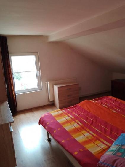 Apartament cu 4 camere decomandat, mobilat în Calea Moldovei