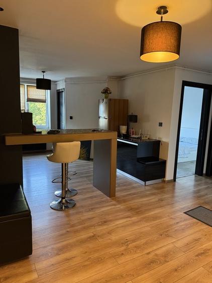 Apartament cu 3 camere decomandat în Pandurilor