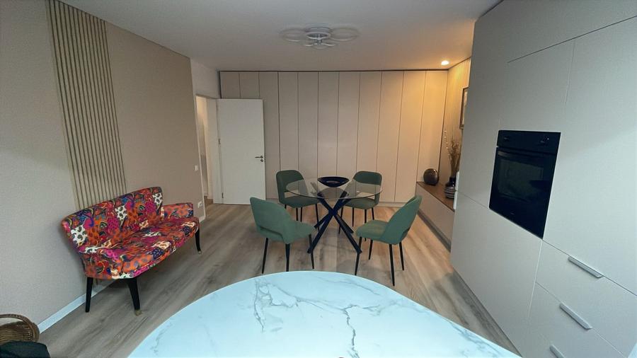 Apartament cu 2 camere decomandat în P-ța Victoriei