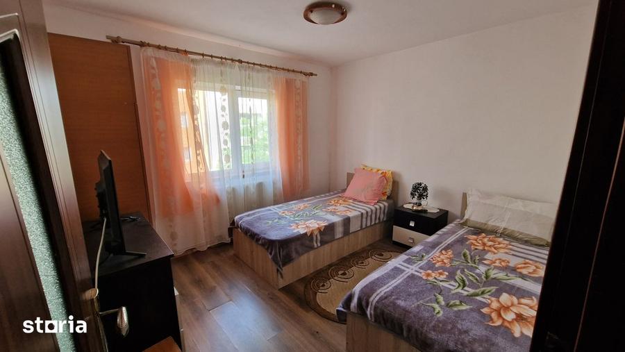 Apartament cu 3 camere în Craiovița Nouă