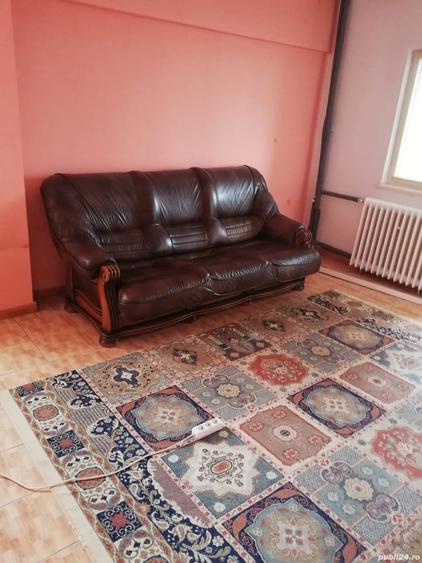 Apartament cu 3 camere decomandat în Far