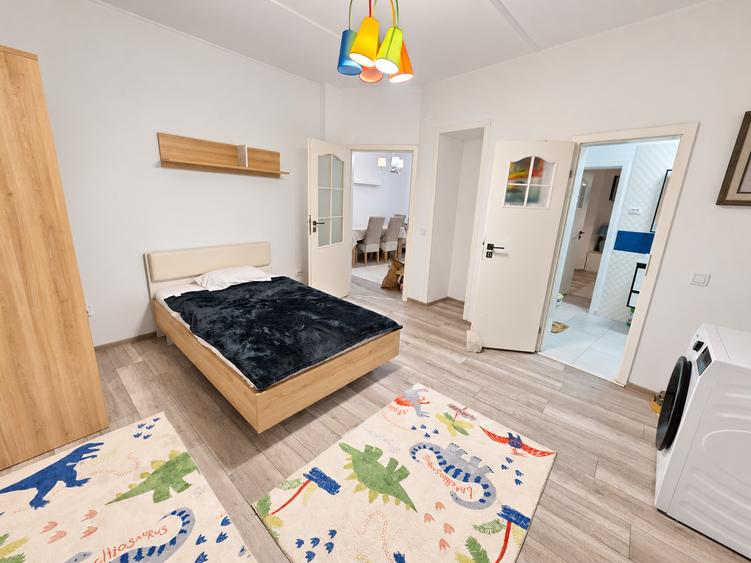 Apartament cu 4 camere semidecomandat în Universitate