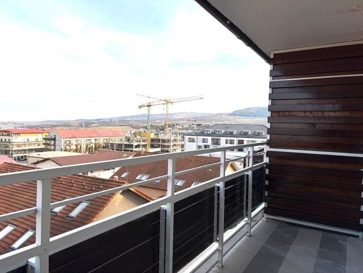 Apartament cu 5 camere semidecomandat, mobilat în Bună Ziua