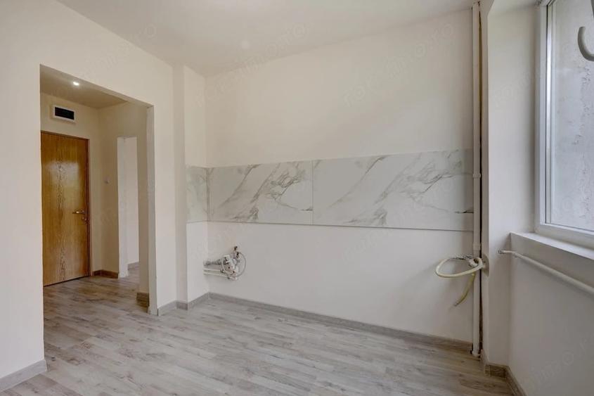 Apartament cu 3 camere semidecomandat în Baba Novac