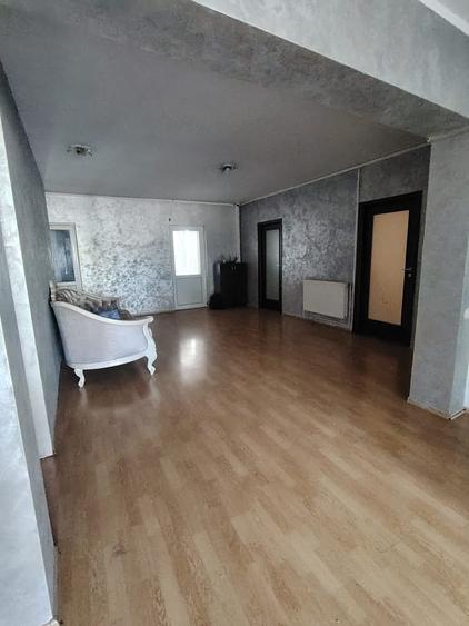 Casă individuală cu 18 camere cu Teren 1300 Mp în Bucium