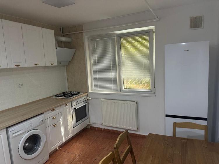 Apartament cu 3 camere semidecomandat în Giulești