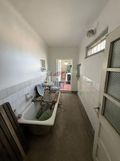 Casă individuală cu 6 camere cu Teren 433 Mp în Sud