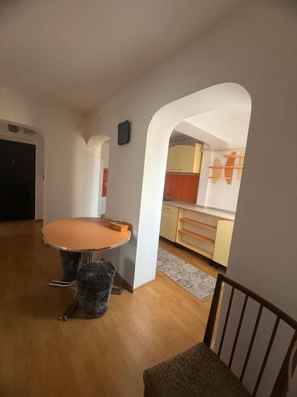 Apartament cu 3 camere în Cetate