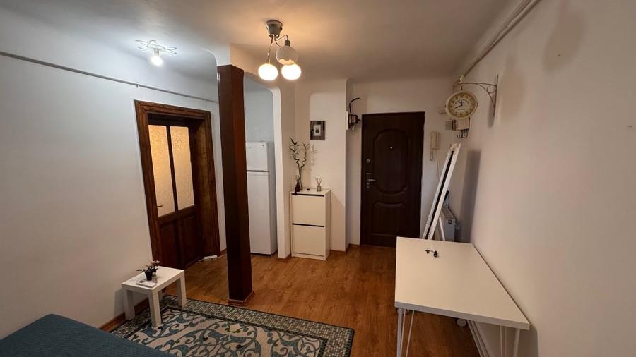 Apartament cu 2 camere semidecomandat, mobilat în Universitate