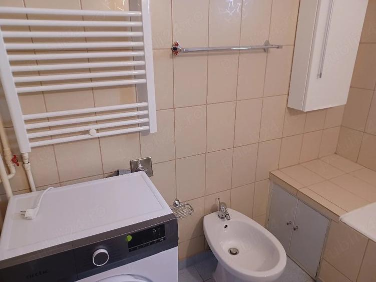Apartament cu 3 camere semidecomandat în Centrul Civic