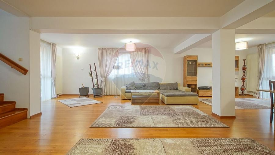 Casă cu 7 camere cu Teren 1167 Mp în Tractorul