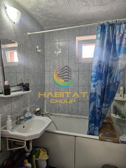 Apartament cu 3 camere semidecomandat în Berceni