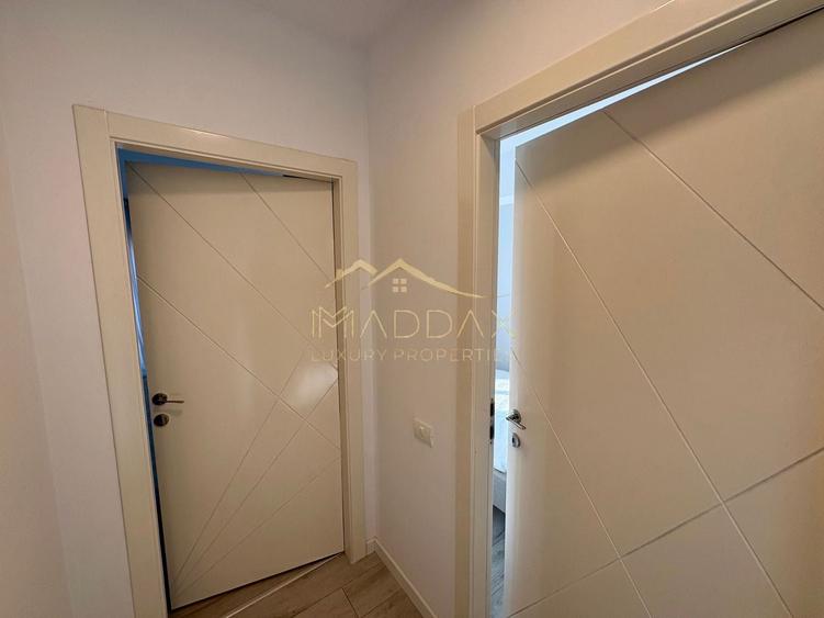 Apartament cu 3 camere semidecomandat, mobilat în Băneasa