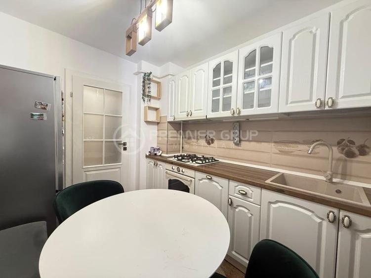 Apartament cu 3 camere în Podu Roș