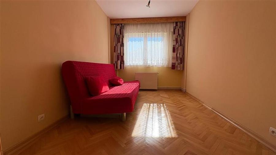 Apartament cu 3 camere decomandat, mobilat în Răcădău