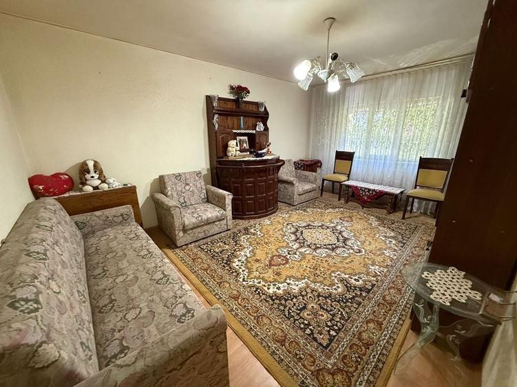 Apartament cu 3 camere semidecomandat în Rovine