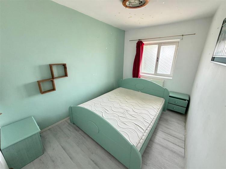 Apartament cu 3 camere decomandat în Nicolina