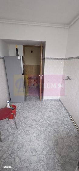 Apartament cu 3 camere semidecomandat în Ana Ipătescu