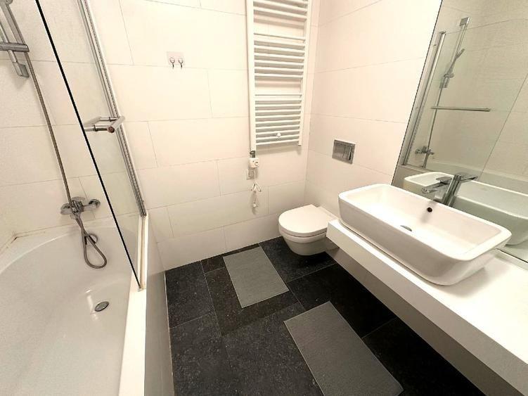 Apartament cu 3 camere semidecomandat în Floreasca