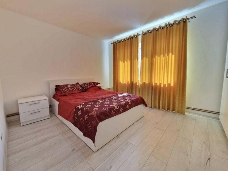 Apartament cu 3 camere decomandat în Preajba Mare