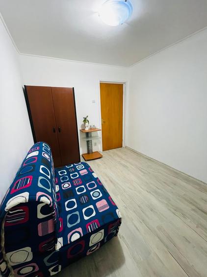 Apartament cu 3 camere semidecomandat, mobilat în Tei