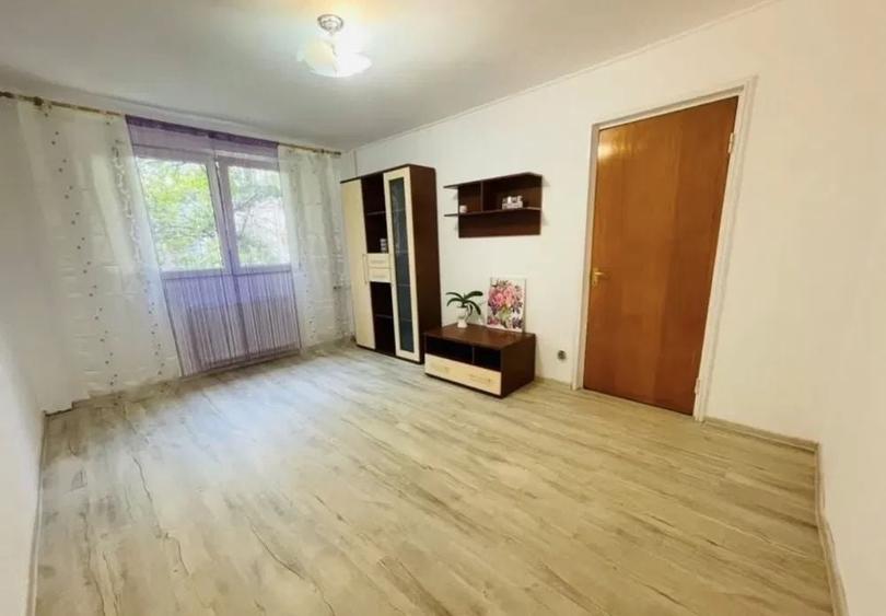 Apartament cu 3 camere decomandat, mobilat în Tei