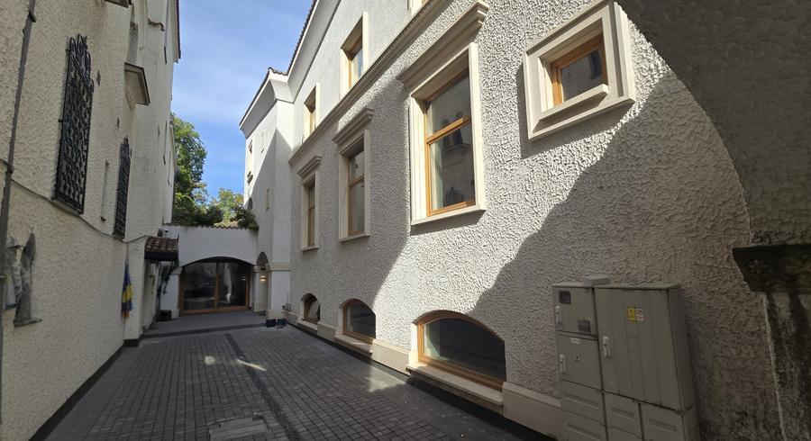 Casă individuală cu 11 camere cu Canalizare în Capitale