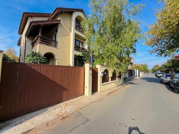 Casă individuală cu 6 camere cu Canalizare în Central