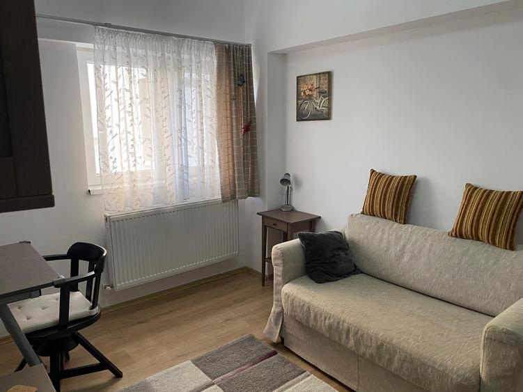 Apartament cu 3 camere semidecomandat, mobilat în Gara de Nord