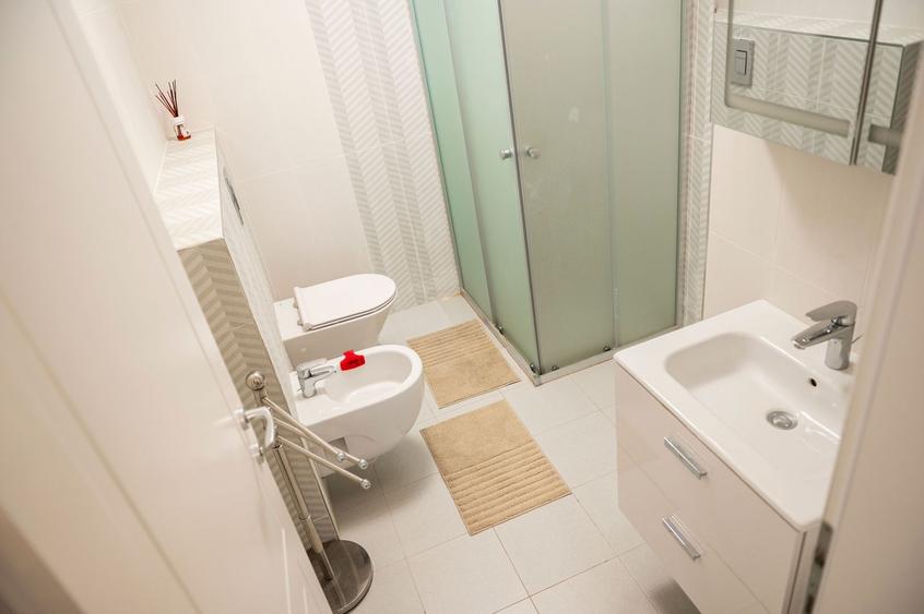 Apartament cu 3 camere decomandat, mobilat în Central