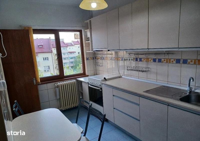 Apartament cu 3 camere semidecomandat în Calea Călărașilor