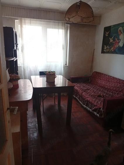 Apartament cu 3 camere semidecomandat în Gojdu