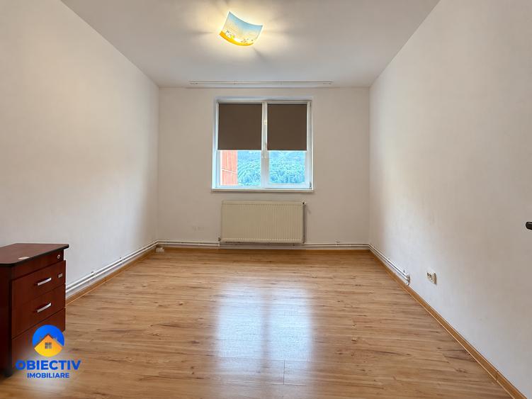 Apartament cu 3 camere semidecomandat în Mărăței