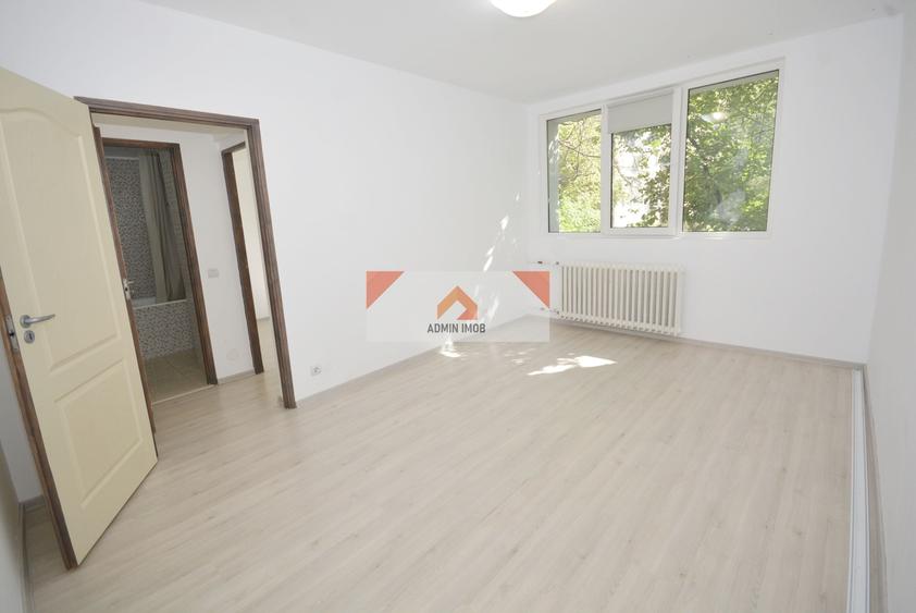 Apartament cu 3 camere semidecomandat în Drumul Taberei