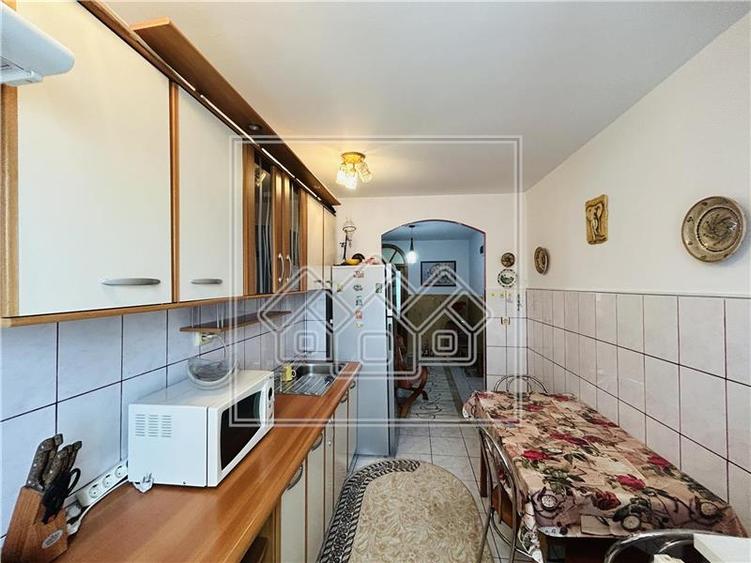 Apartament cu 3 camere decomandat în Valea Aurie