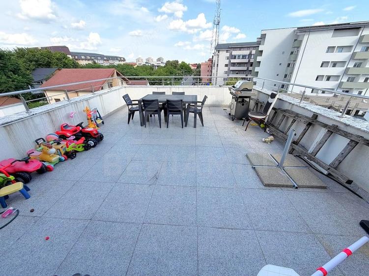 Apartament cu 5 camere decomandat în Craiovița Nouă