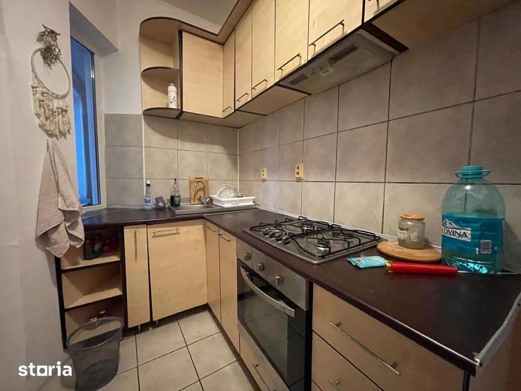 Apartament cu 3 camere semidecomandat, mobilat în Victoriei