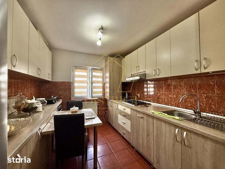 Apartament cu 3 camere semidecomandat în Girocului