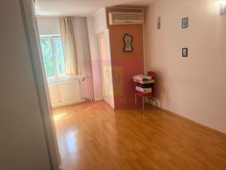 Apartament cu 3 camere decomandat în Drumul Sării